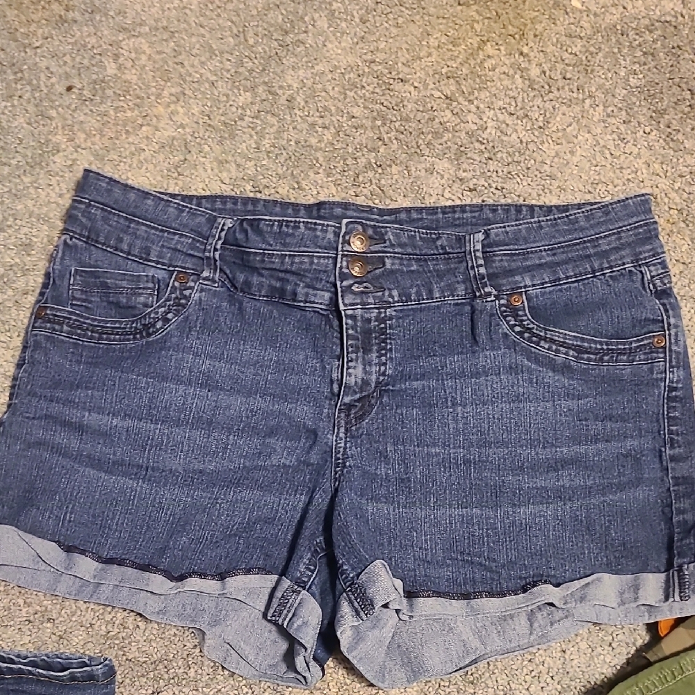 ❤️Stylish Women's Shorts in Green and Tan - Picture 5 of 13